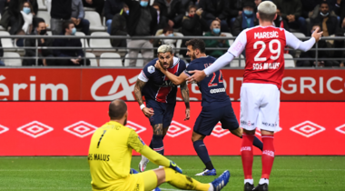 Paris retrouve son équipe et son buteur